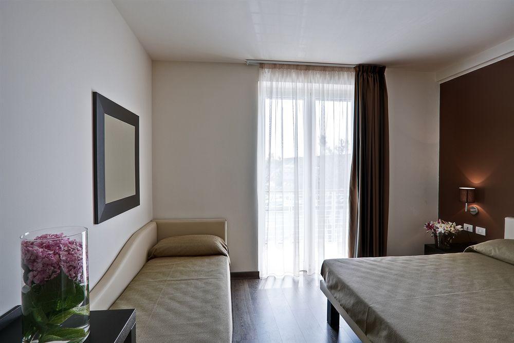 Hotel Acquadolce Пескиера дел Гарда Екстериор снимка